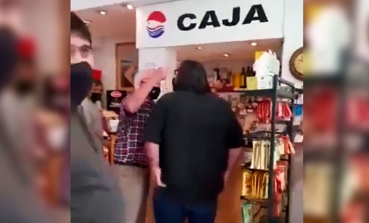 Baradel, increpado en una pescadería de Mar del Plata.