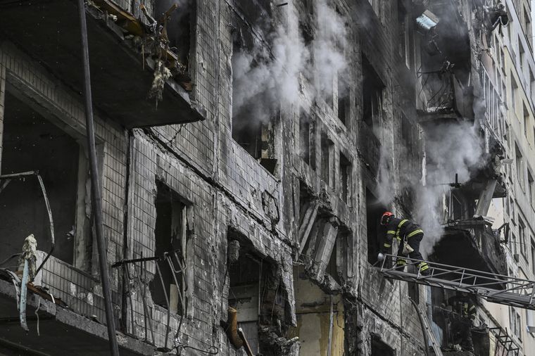 FOTO: Un bombero ingresa a un edificio de departamentos en llamas en Kiev. 
