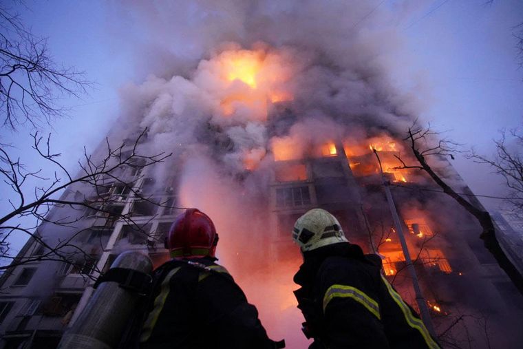 FOTO: Bomberos ucranianos combaten un incendio en la ciudad de Chernihiv