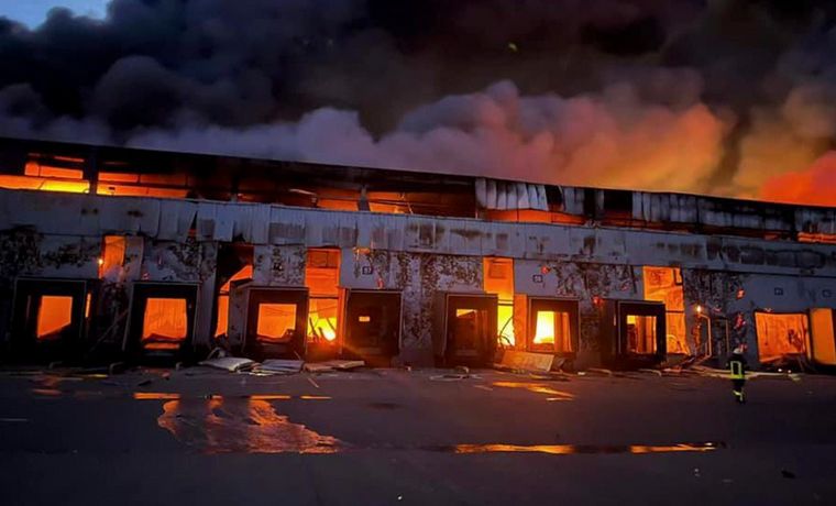 Incendio en un almacén de congelados en la región de Kiev.