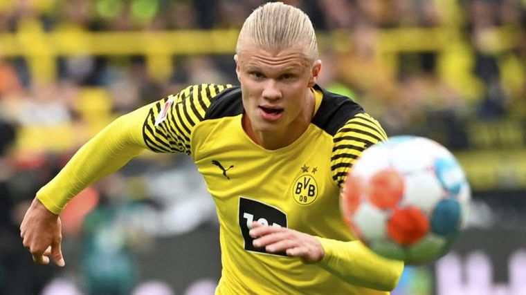 Erling Haaland, de 21 años, mide 1,94 metros.