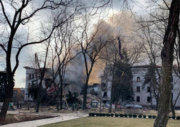 FOTO: Así quedó el teatro bombardeado en Mariúpol. 