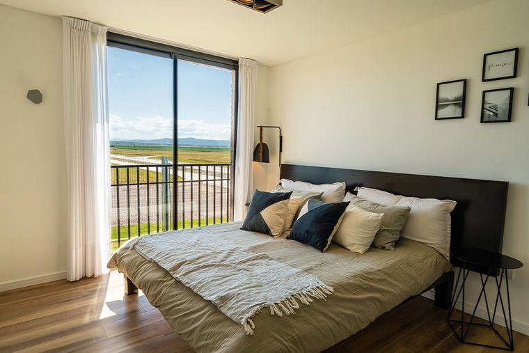 En dormitorios, lo mejor es usar cierre por embutidos, porque permite colocar cortina