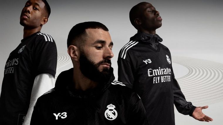 Jugadores del Real Madrid lucen la nueva camiseta del club (Foto: Real Madrid)