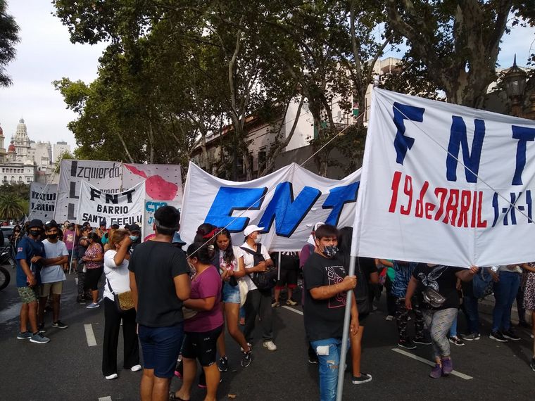 Columnas de organizaciones sociales marchan hacia el Congreso.