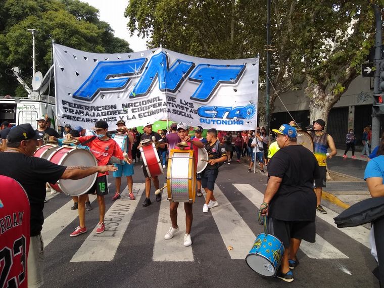 Columnas de organizaciones sociales marchan hacia el Congreso.