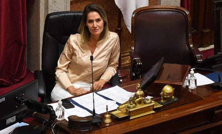 FOTO: Carolina Losada en sus 10 minutos de presidencia del Senado.