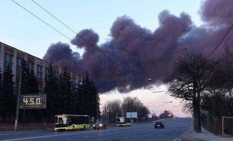 FOTO: Fábrica atacada cerca del aeropuerto de Lviv.