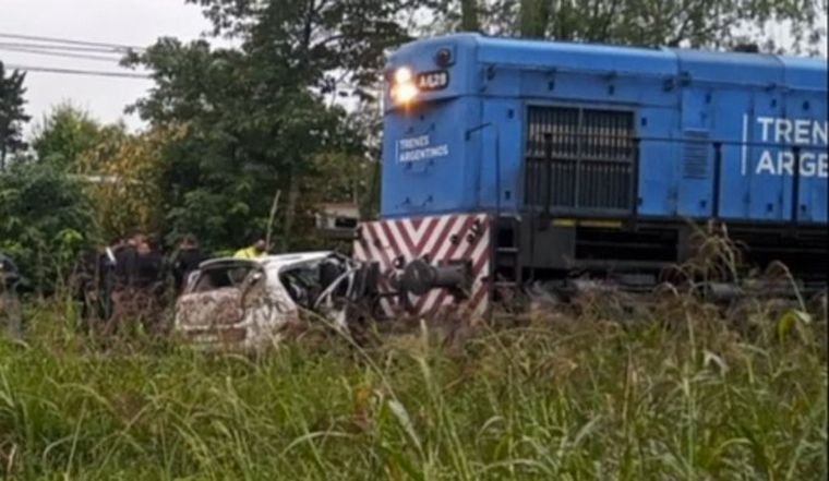 FOTO: Cuatro muertos al chocar un tren con un auto en Moreno (Foto: La Plata 1).
