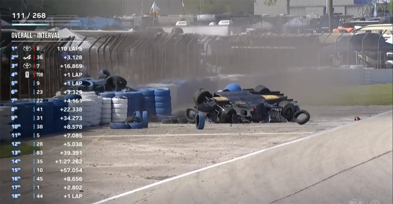 El Toyota de López tras el impacto con las defensas en Sebring (USA)