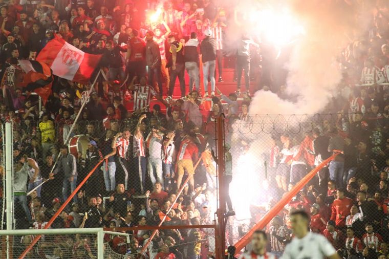 La Gloria avanza en terreno rival buscando la apertura del marcador