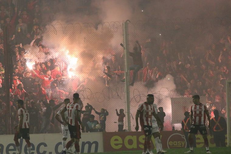 La Gloria avanza en terreno rival buscando la apertura del marcador