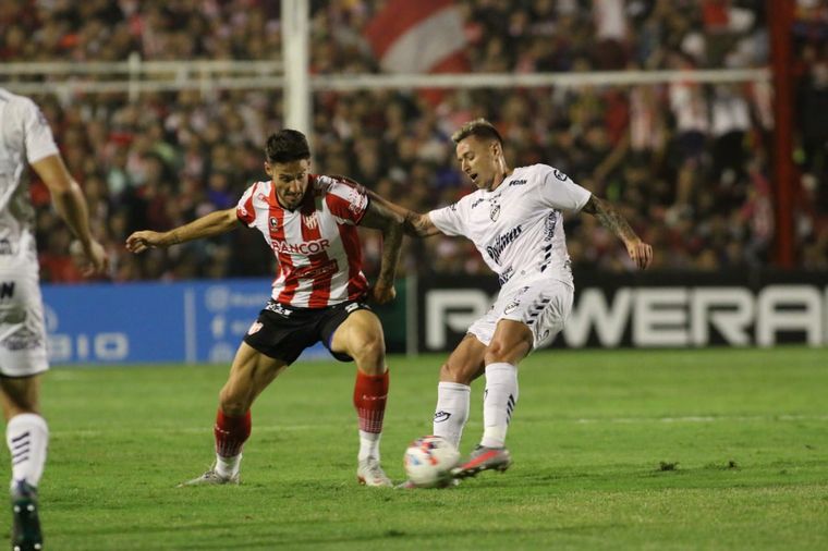 La Gloria avanza en terreno rival buscando la apertura del marcador