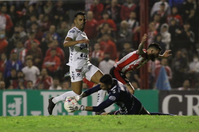 La Gloria avanza en terreno rival buscando la apertura del marcador