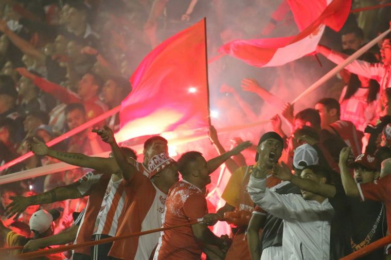 La Gloria avanza en terreno rival buscando la apertura del marcador