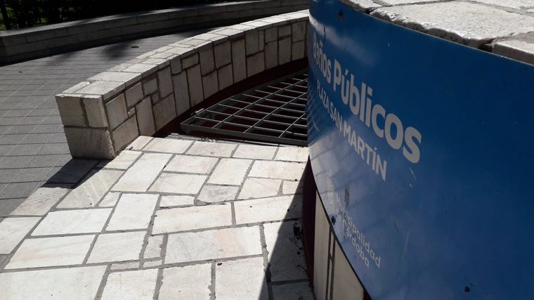 FOTO: Advierten que los baños de la plaza San Martín están cerrados desde enero