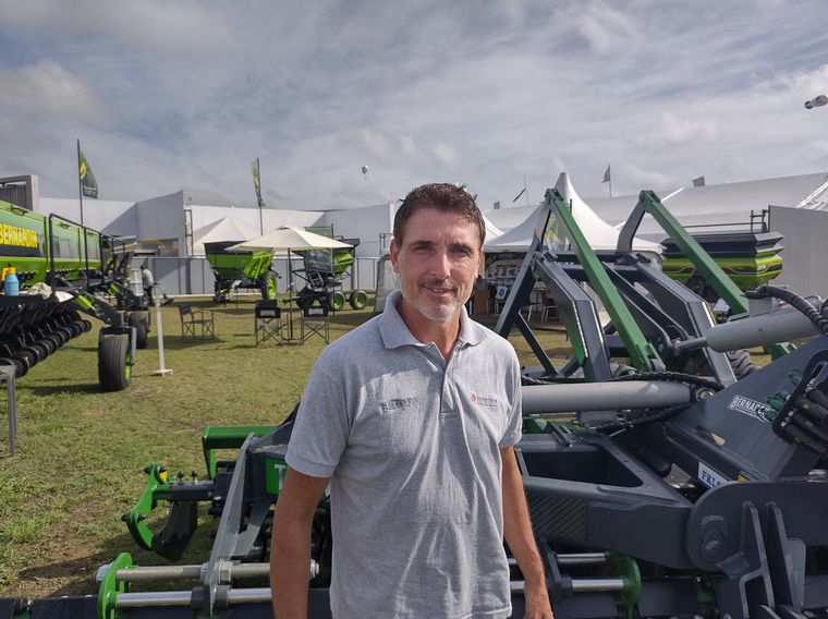 Adrián Hang en el stand de Bernardin