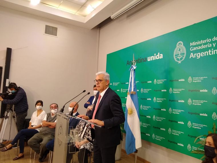 El ministro de Agricultura y Pesca Julián Domínguez en conferencia de prensa
