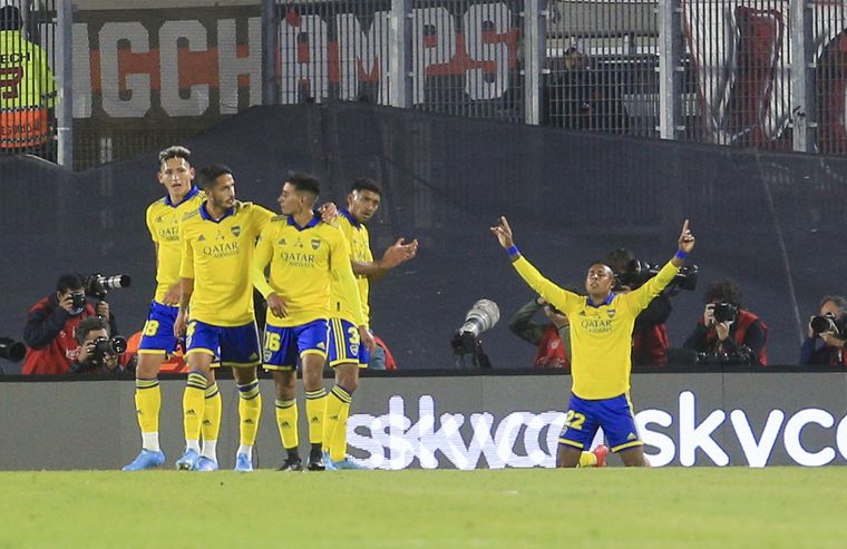 Sebastian Villa de Boca festeja su gol ante River.