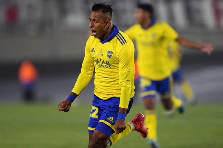 El colombiano Sebastián Villa festeja el tanto del triunfo del