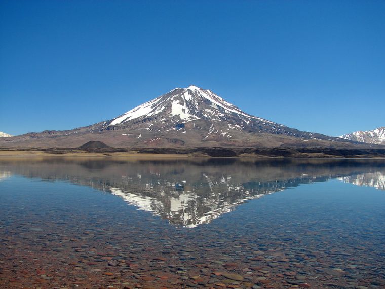FOTO: El volcán se refleja en el agua formando un diamante. Foto: El Sol