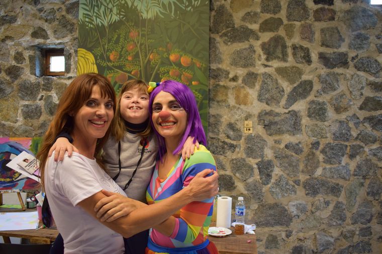 Flavia Irós, su hija Alma y la payasa Alhelí