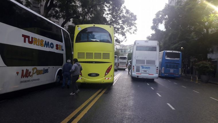 Choferes de colectivos turísticos marchan en CABA