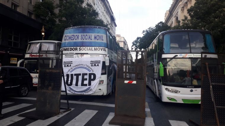 Choferes de colectivos turísticos marchan en CABA