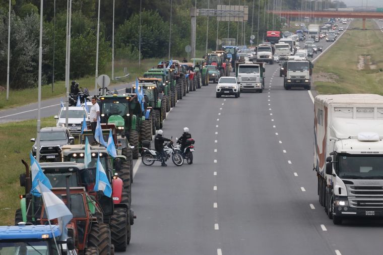 FOTO: Tractorazo de productores autoconvocados en Córdoba