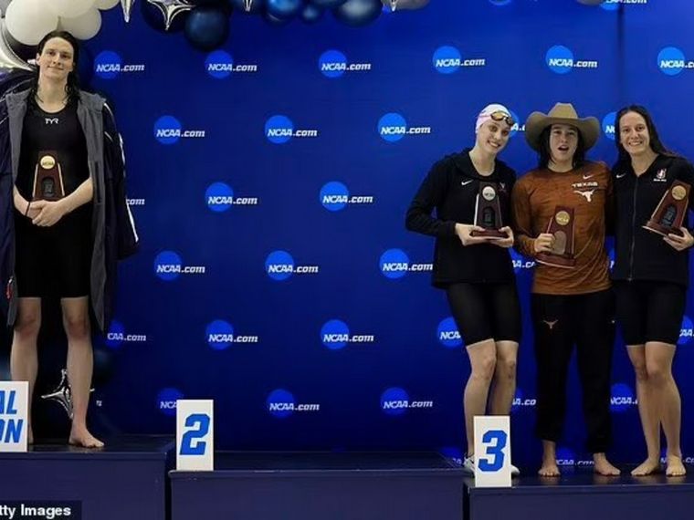 Polémica en EE.UU. por una nadadora trans que rompe récords