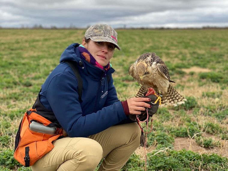 Luciana con su gavilán 
