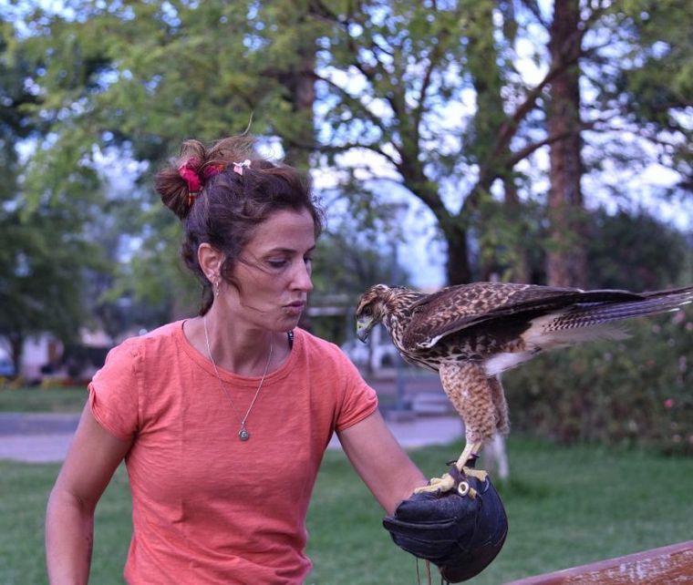 Luciana con su gavilán 