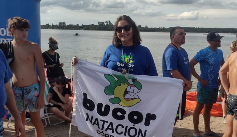 FOTO: A pesar de tener cáncer, salió campeona en aguas abiertas