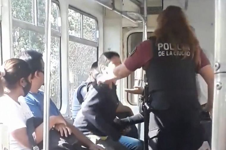 FOTO: Una policía maltrató a niño con autismo en el premetro