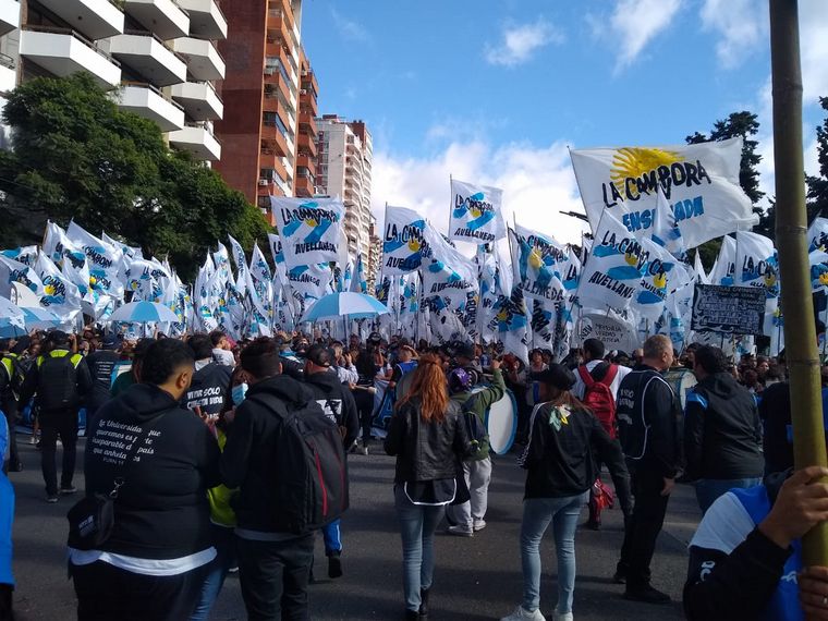 FOTO: Máximo Kirchner encabezó la marcha de La Cámpora.