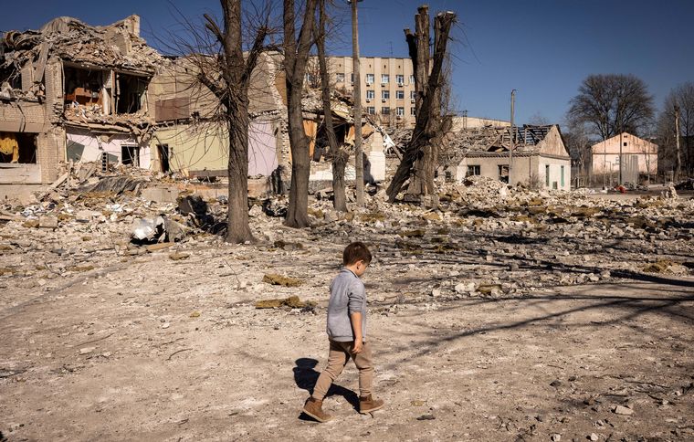 FOTO: Ucrania eleva a 136 el número de niños muertos en la guerra