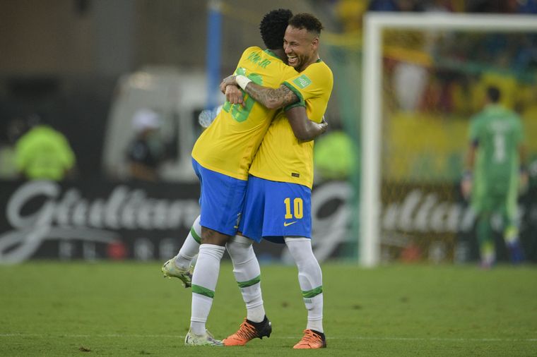 FOTO: Vinicius y Neymar festejan durante el partido entre Brasil y Chile