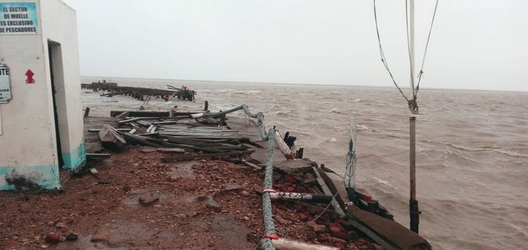 Muelle de pesca en General Cerri, totalmente destruido por la sudestada.