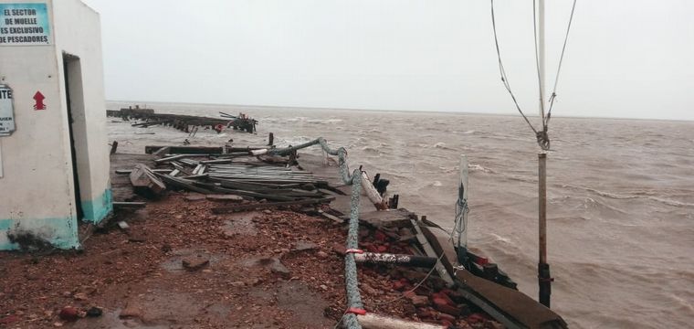 FOTO: Muelle de pesca en General Cerri, totalmente destruido por la sudestada.