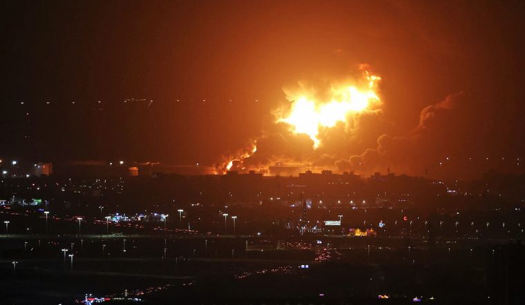 Cayó la noche en Jeddah y así se divisa el incendio en la petrolera desde el Corniche