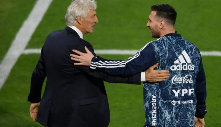 José Pékerman fue homenajeado por el público y la AFA