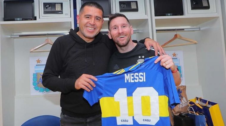 FOTO: Lionel Messi posó con una camiseta de Boca que le obsequió Riquelme (Foto: TN)