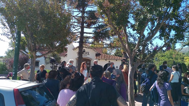 Abrazo simbólico en defensa del patrimonio histórico en La Falda.