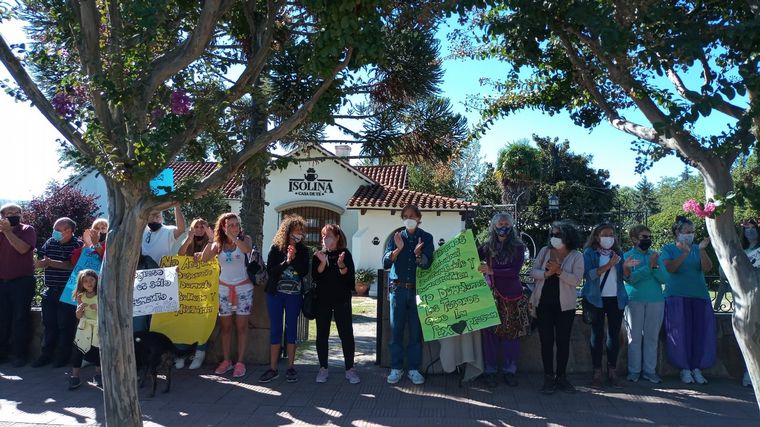 Abrazo simbólico en defensa del patrimonio histórico en La Falda.
