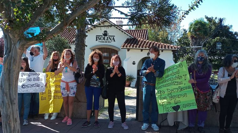 Abrazo simbólico en defensa del patrimonio histórico en La Falda.