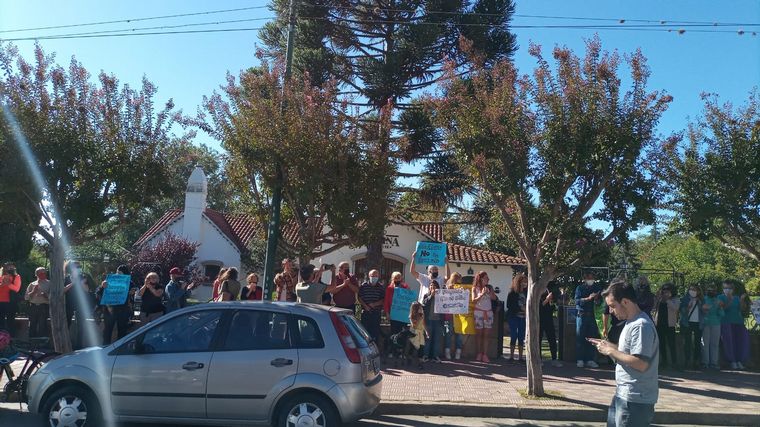 Abrazo simbólico en defensa del patrimonio histórico en La Falda.