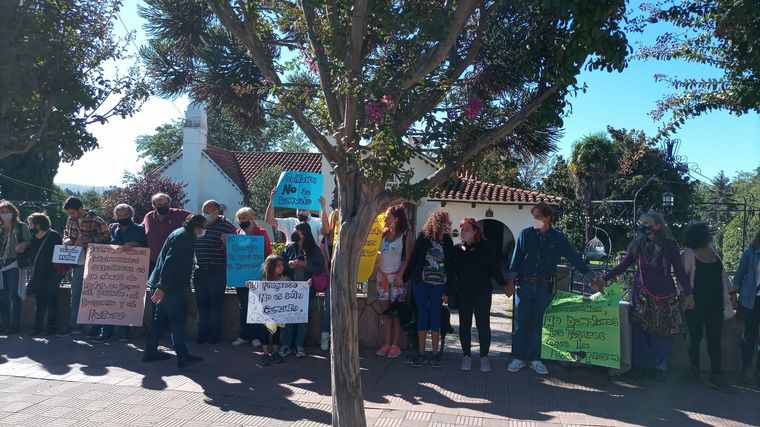 Abrazo simbólico en defensa del patrimonio histórico en La Falda.