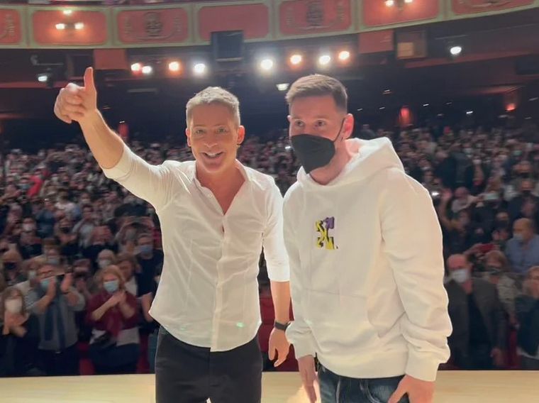 Lionel Messi fue a ver la obra de Adrián Suar y se subió al escenario
