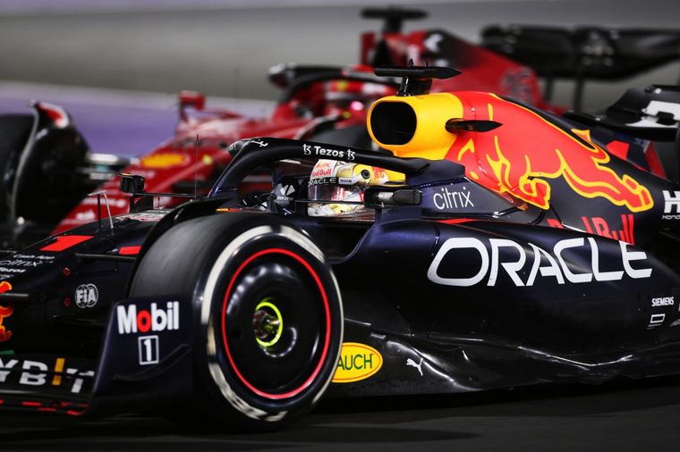 El RB18 de Verstappen y la F1-75 de Leclerc, rueda a rueda en la definición en Jeddah