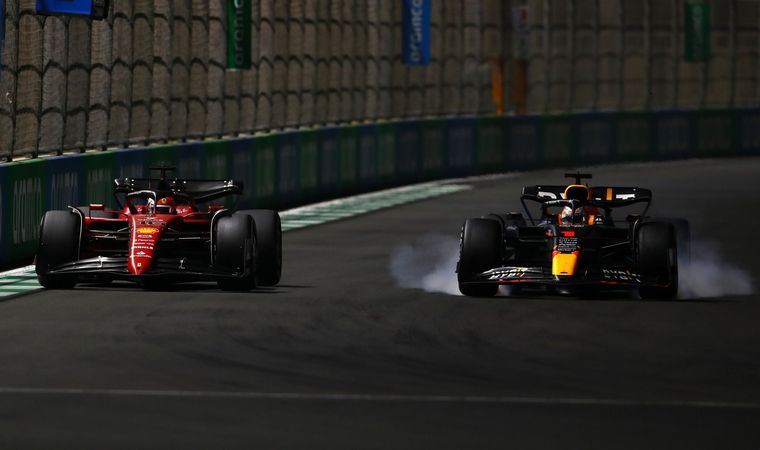 Verstappen, bloqueado, supera por dentro a Leclerc para tomar la punta en Jeddah